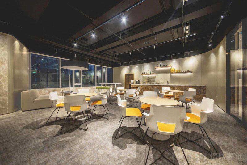 現(xiàn)代工業(yè)混搭風辦公室員工餐廳