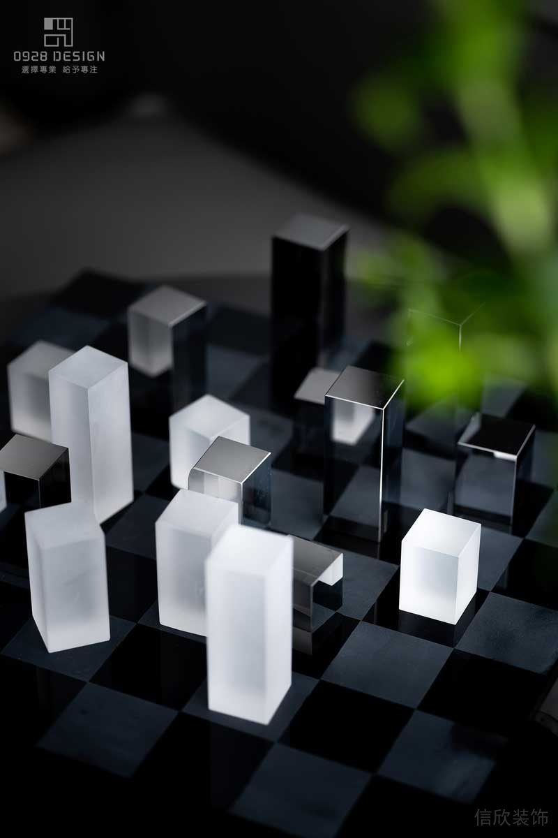 客廳茶幾上的棋盤擺件，玻璃與不銹鋼完美結合。