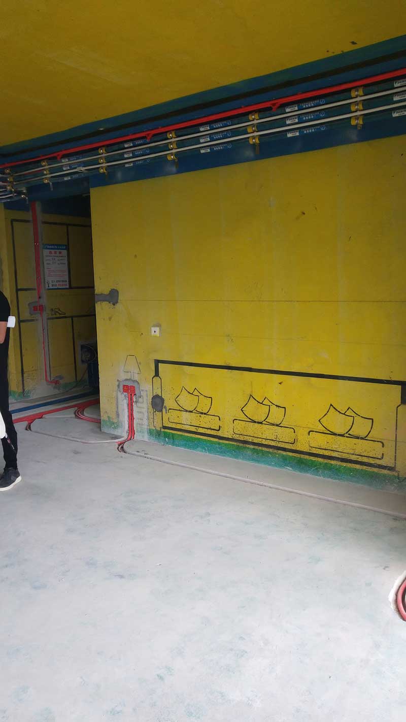 施工現場照片：水電完工照片，墻面進行施工圖1：1放樣，避免插座等設備的位置不對的問題。這個施工形式還是非常棒的，目前公司所有設計項目都會要求施工方進行現場放樣以后進行施工，保證業主在現場就能看明白設備和造型已經家具的尺度。