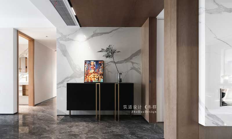 入門設計師采用點線面的結合，將門廳的氣勢設計的超出平層的感覺。