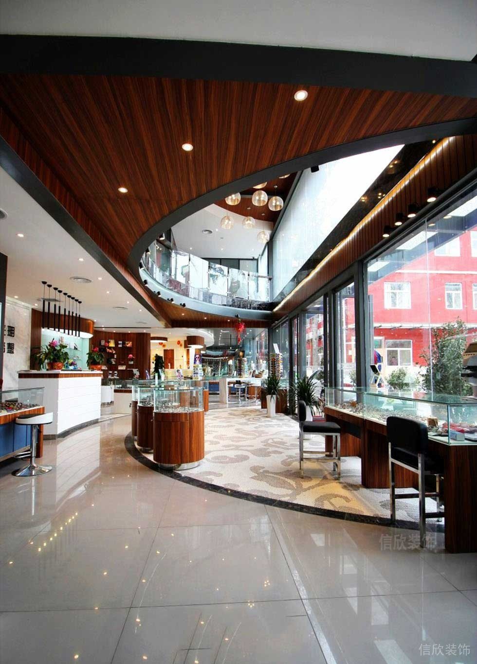 眼鏡店現(xiàn)代裝修效果圖木質(zhì)弧線地板玻璃展柜裝修圖店鋪設(shè)計