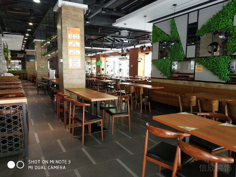 餐廳瓷磚地面皮質(zhì)凳子天花吊頂設(shè)計(jì)