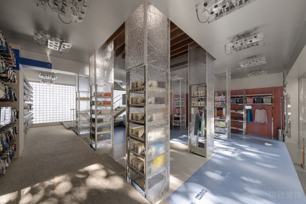 深圳市寶安區(qū)沙井現(xiàn)代風(fēng)服裝店裝修設(shè)計(jì)白色石膏板原木格柵頂