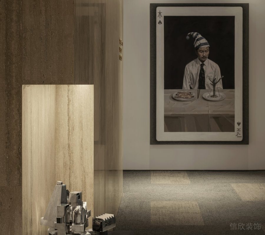 白色墻面，黑色邊框掛畫