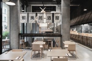 深圳寶安復(fù)古日式餐廳溫馨樓梯旁餐位裝修設(shè)計