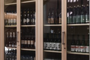深圳寶安復(fù)古日式餐廳原木酒架裝修設(shè)計