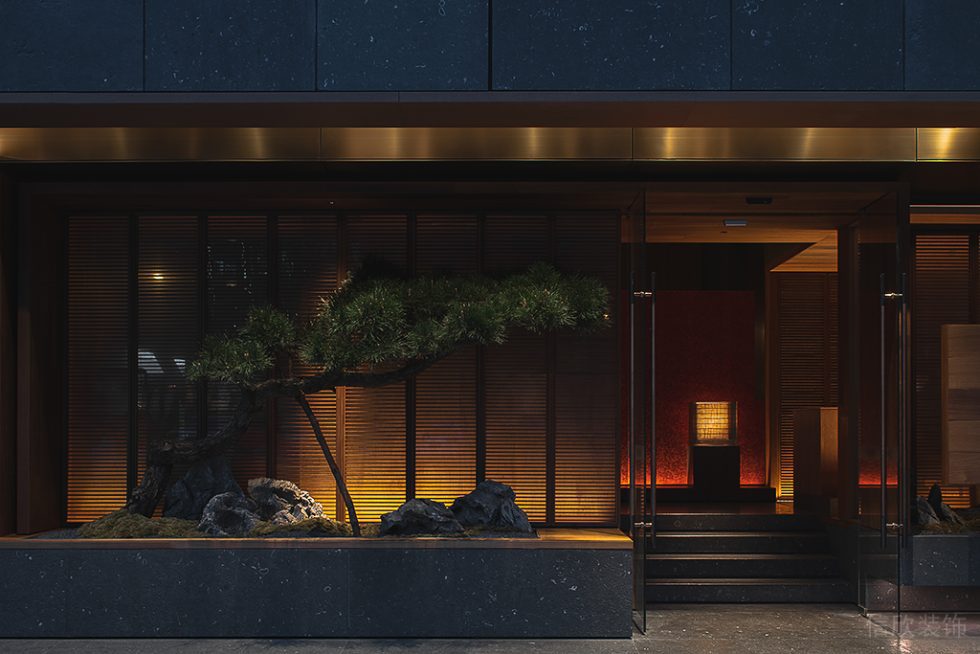 深圳寶安區(qū)中式典雅高級餐廳原木色木質(zhì)門頭裝修設(shè)計