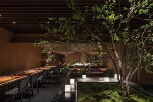 深圳福田新中式木質(zhì)餐廳室內(nèi)造景裝修設(shè)計