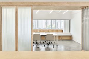 簡約原木風(fēng)辦公室裝修設(shè)計 辦公區(qū)長虹玻璃隔斷