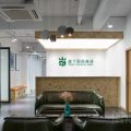 雪松大廈墨丁國際英語前臺區(qū)白色形象墻裝修設(shè)計(jì)