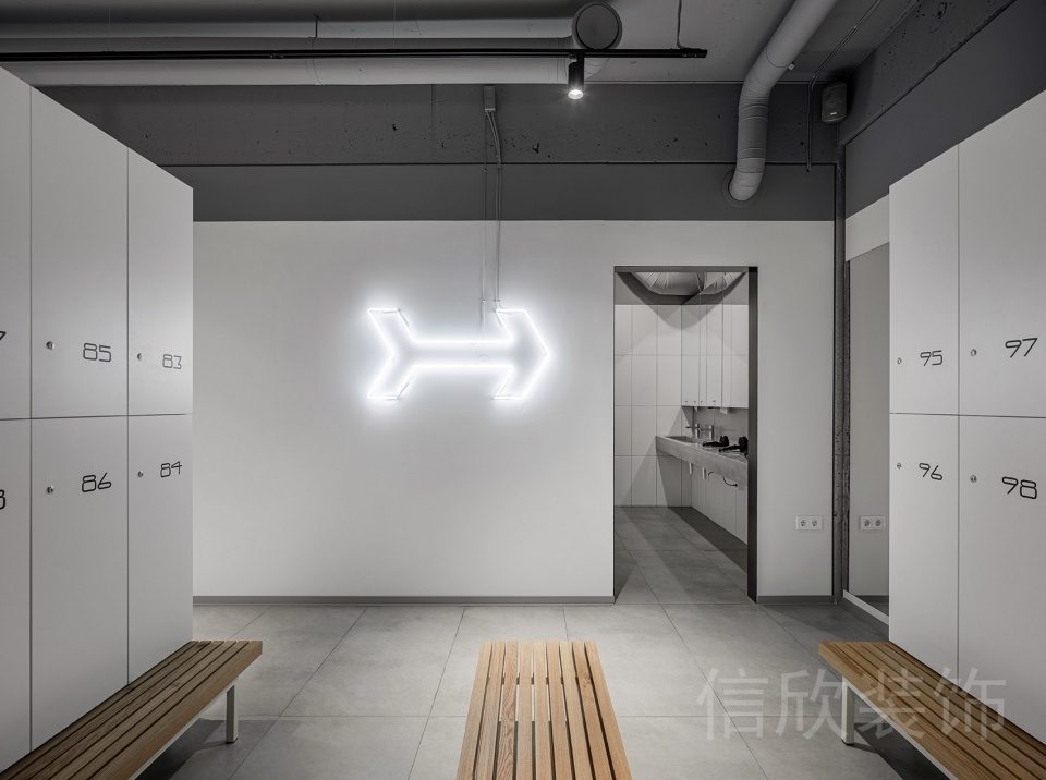 木制休息長椅簡(jiǎn)約白色更衣室健身房裝修圖