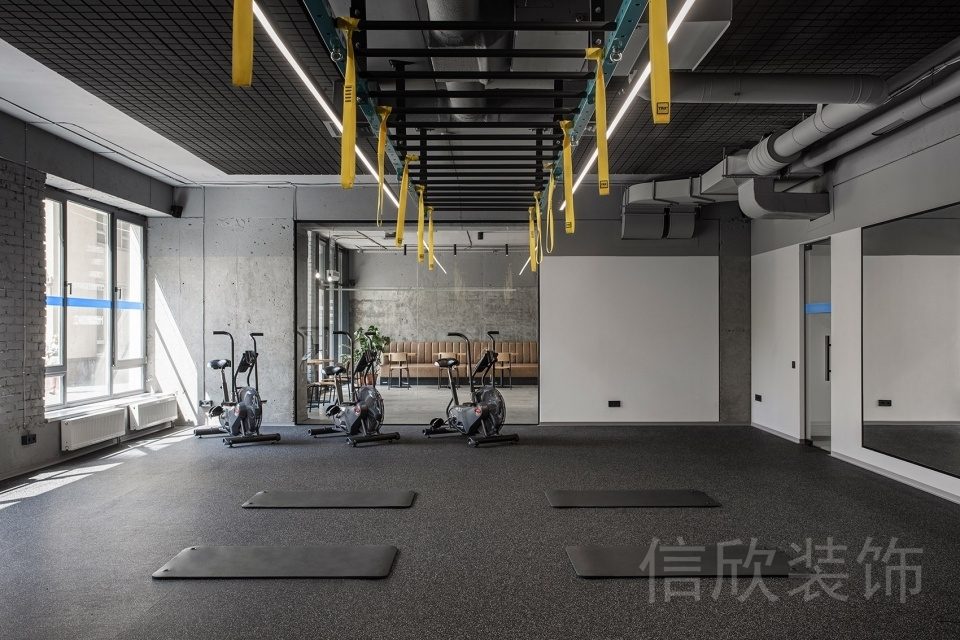 瑜伽大教室動感單車裝修設(shè)計工業(yè)風(fēng)灰調(diào)教室