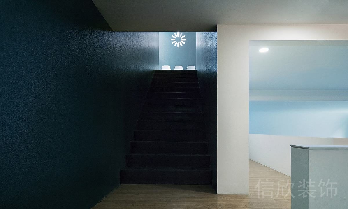 黑白色調(diào)過道墻體隔斷現(xiàn)代極簡風工作室裝修木飾面地板