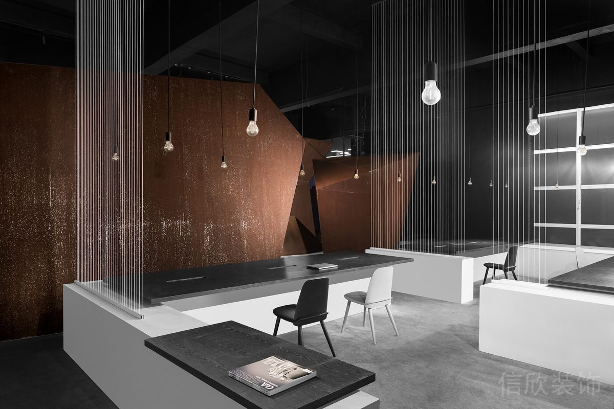 環(huán)形工作桌黑白色調(diào)復(fù)古斜面紅墻裝修pvc地板