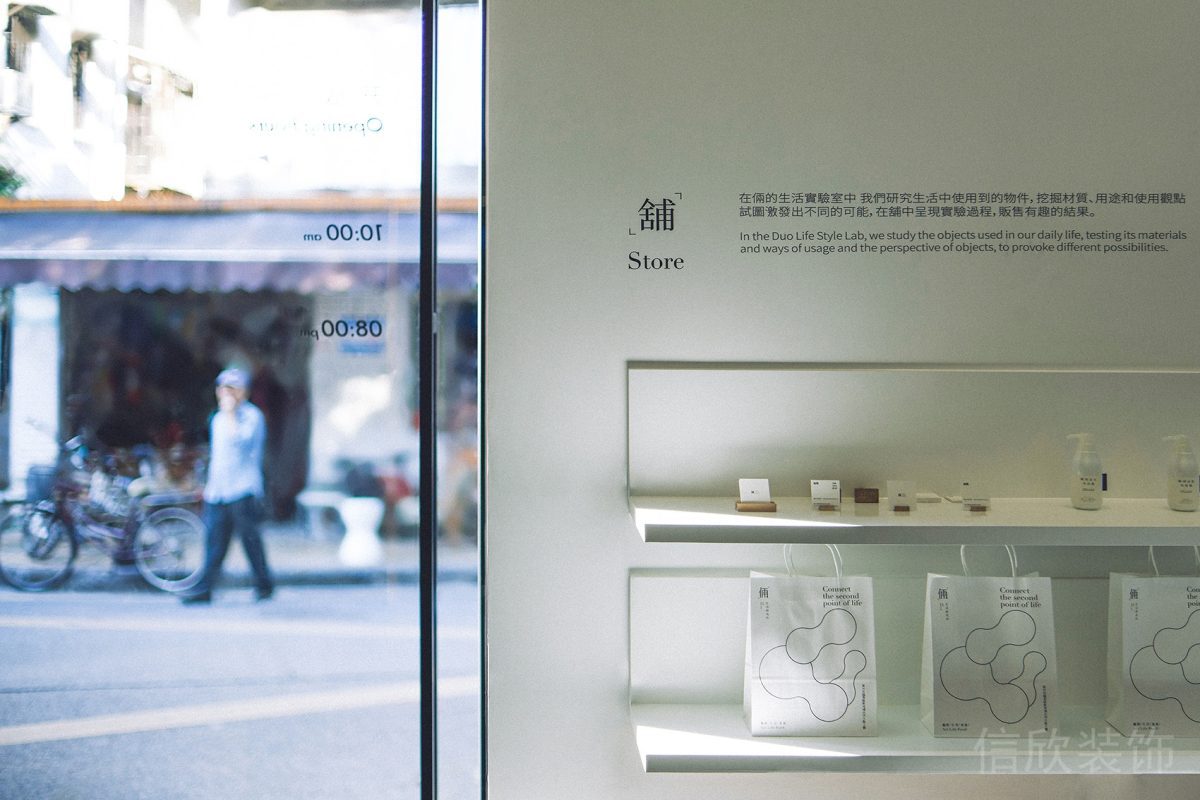收納墻柜裝修產(chǎn)品展示區(qū)域裝修燈飾效果玻璃隔斷黑色金屬扶手辦公室效果圖